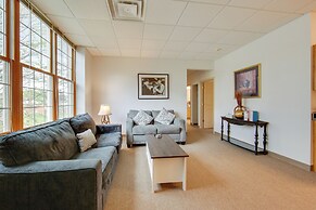 20 Mi to Dtwn Pittsburgh: Pet-friendly Apartment