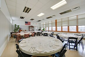 20 Mi to Dtwn Pittsburgh: Pet-friendly Apartment