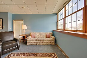 Conference Center & Pond: New Kensington Apartment