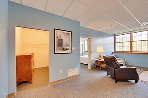 Conference Center & Pond: New Kensington Apartment