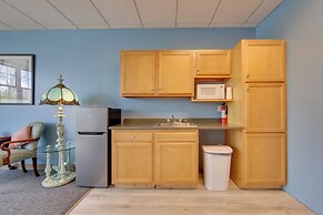 Conference Center & Pond: New Kensington Apartment