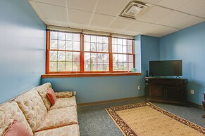 Conference Center & Pond: New Kensington Apartment