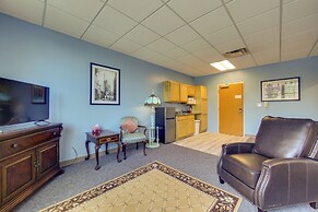 Conference Center & Pond: New Kensington Apartment