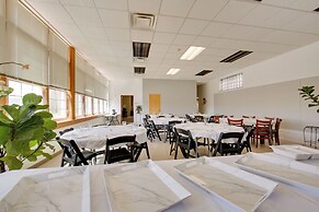 Conference Center & Pond: New Kensington Apartment