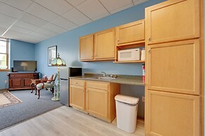 Conference Center & Pond: New Kensington Apartment