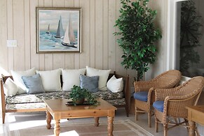 Lakefront Troutman House w/ Spectacular Sunsets!