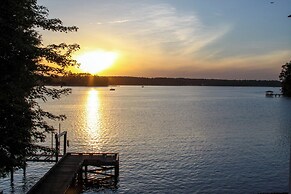 Lakefront Troutman House w/ Spectacular Sunsets!