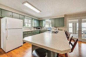 Lakefront Troutman House w/ Spectacular Sunsets!