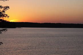 Lakefront Troutman House w/ Spectacular Sunsets!