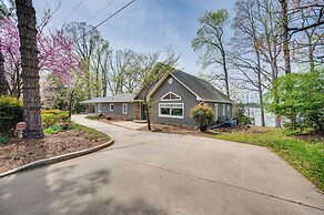 Lakefront Troutman House w/ Spectacular Sunsets!