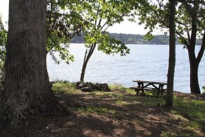 Lakefront Troutman House w/ Spectacular Sunsets!