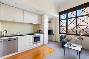 1-bedroom Unit in Classic Melbourne CBD Building!