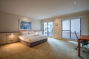 Elegant 4B 2B Unit in Melbourne CBD w/ Parking!