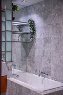 Elegant 4B 2B Unit in Melbourne CBD w/ Parking!