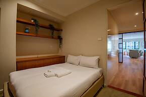 Elegant 4B 2B Unit in Melbourne CBD w/ Parking!