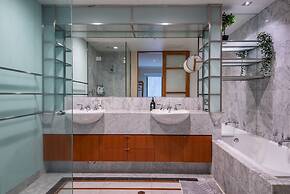 Elegant 4B 2B Unit in Melbourne CBD w/ Parking!