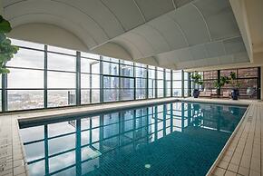 Elegant 4B 2B Unit in Melbourne CBD w/ Parking!