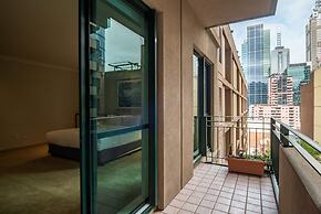 Elegant 4B 2B Unit in Melbourne CBD w/ Parking!