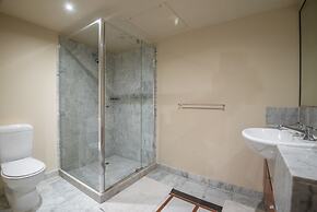 Elegant 4B 2B Unit in Melbourne CBD w/ Parking!