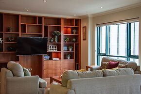 Elegant 4B 2B Unit in Melbourne CBD w/ Parking!