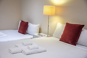 Elegant 4B 2B Unit in Melbourne CBD w/ Parking!