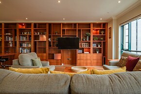 Elegant 4B 2B Unit in Melbourne CBD w/ Parking!