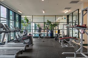 Elegant 4B 2B Unit in Melbourne CBD w/ Parking!