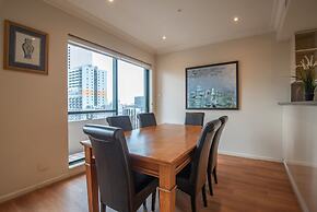 Elegant 4B 2B Unit in Melbourne CBD w/ Parking!