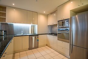Elegant 4B 2B Unit in Melbourne CBD w/ Parking!