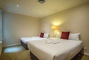 Elegant 4B 2B Unit in Melbourne CBD w/ Parking!