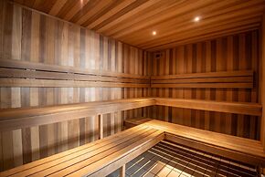 Elegant 4B 2B Unit in Melbourne CBD w/ Parking!