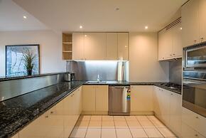 Elegant 4B 2B Unit in Melbourne CBD w/ Parking!