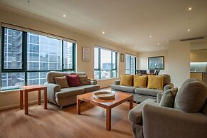 Elegant 4B 2B Unit in Melbourne CBD w/ Parking!