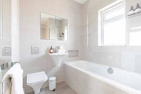 Sleek Scandi-inspired 2BD Flat, Fulham