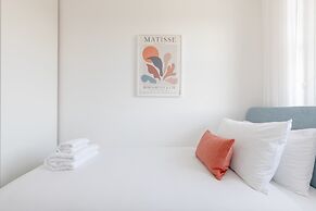 Sleek Scandi-inspired 2BD Flat, Fulham