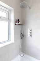 Sleek Scandi-inspired 2BD Flat, Fulham