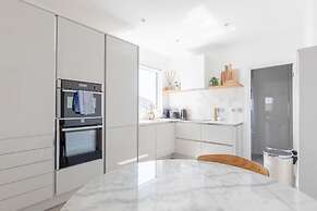 Sleek Scandi-inspired 2BD Flat, Fulham