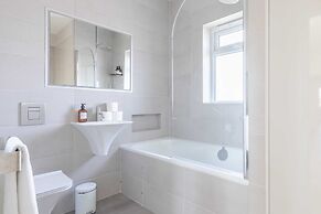 Sleek Scandi-inspired 2BD Flat, Fulham