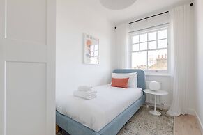 Sleek Scandi-inspired 2BD Flat, Fulham