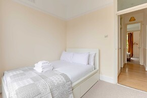 Roomy 3BD by Hampstead Heath!
