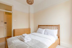 Roomy 3BD by Hampstead Heath!