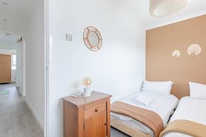 Spacious 3BD Flat, Close to Tube - Fulham!