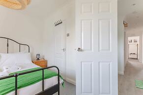 Spacious 3BD Flat, Close to Tube - Fulham!