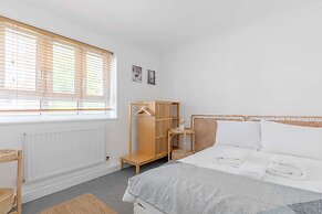 Spacious 3BD Flat, Close to Tube - Fulham!