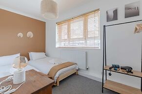 Spacious 3BD Flat, Close to Tube - Fulham!