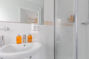 Spacious 3BD Flat, Close to Tube - Fulham!