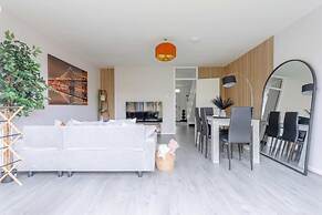 Newly Renovated 3BD Home, Islington!