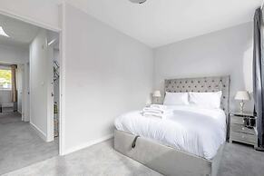 Newly Renovated 3BD Home, Islington!