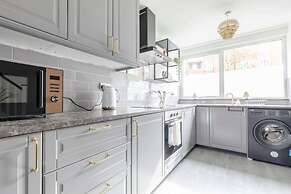 Newly Renovated 3BD Home, Islington!