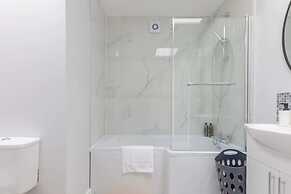 Newly Renovated 3BD Home, Islington!